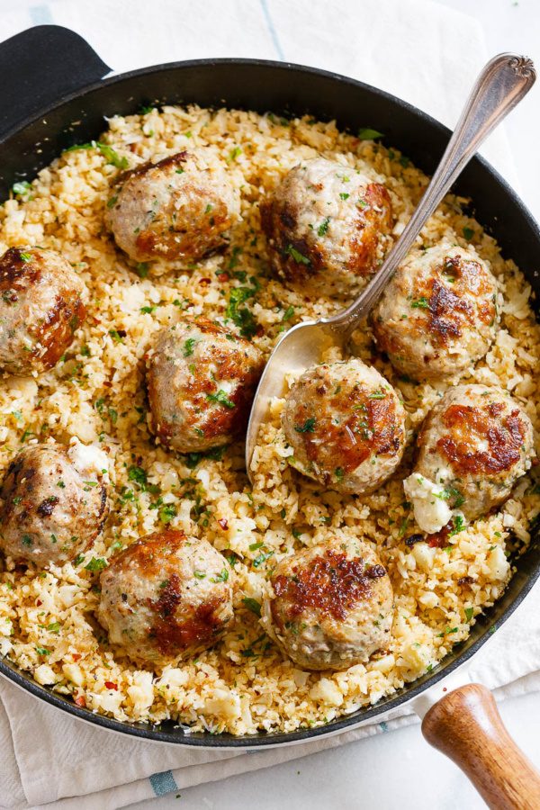 Cheesy Turkey Meatballs with Cauliflower Rice - #recipe by #eatwell101 - https://www.eatwell101.com/cheesy-stuffed-turkey-meatballs-with-cauliflower-rice