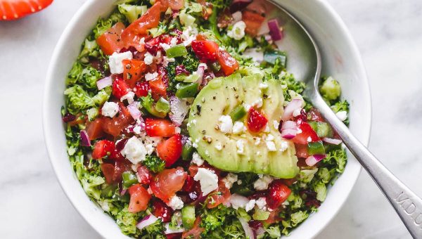 Roasted Broccoli Salad with Feta and Strawberry - #recipe by #eatwell101 - https://www.eatwell101.com/roasted-broccoli-salad-recipe