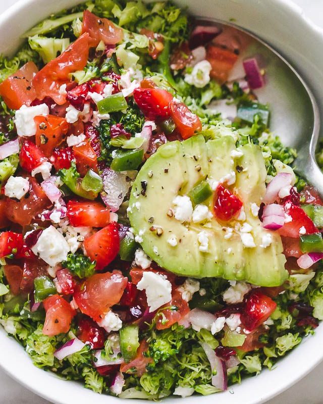 Roasted Broccoli Salad with Feta and Strawberry - #recipe by #eatwell101 - https://www.eatwell101.com/roasted-broccoli-salad-recipe