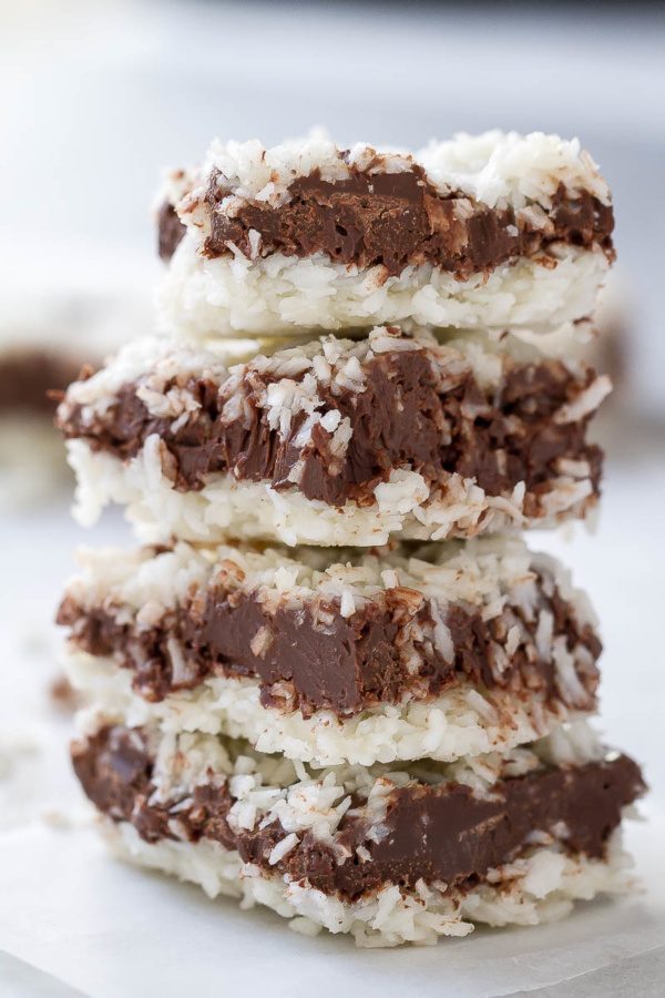 No-Bake Chocolate Coconut Bars {Keto, Paleo, Low Carb} - #recipe by #eatwell101 - https://www.eatwell101.com/no-bake-chocolate-coconut-bars-recipe