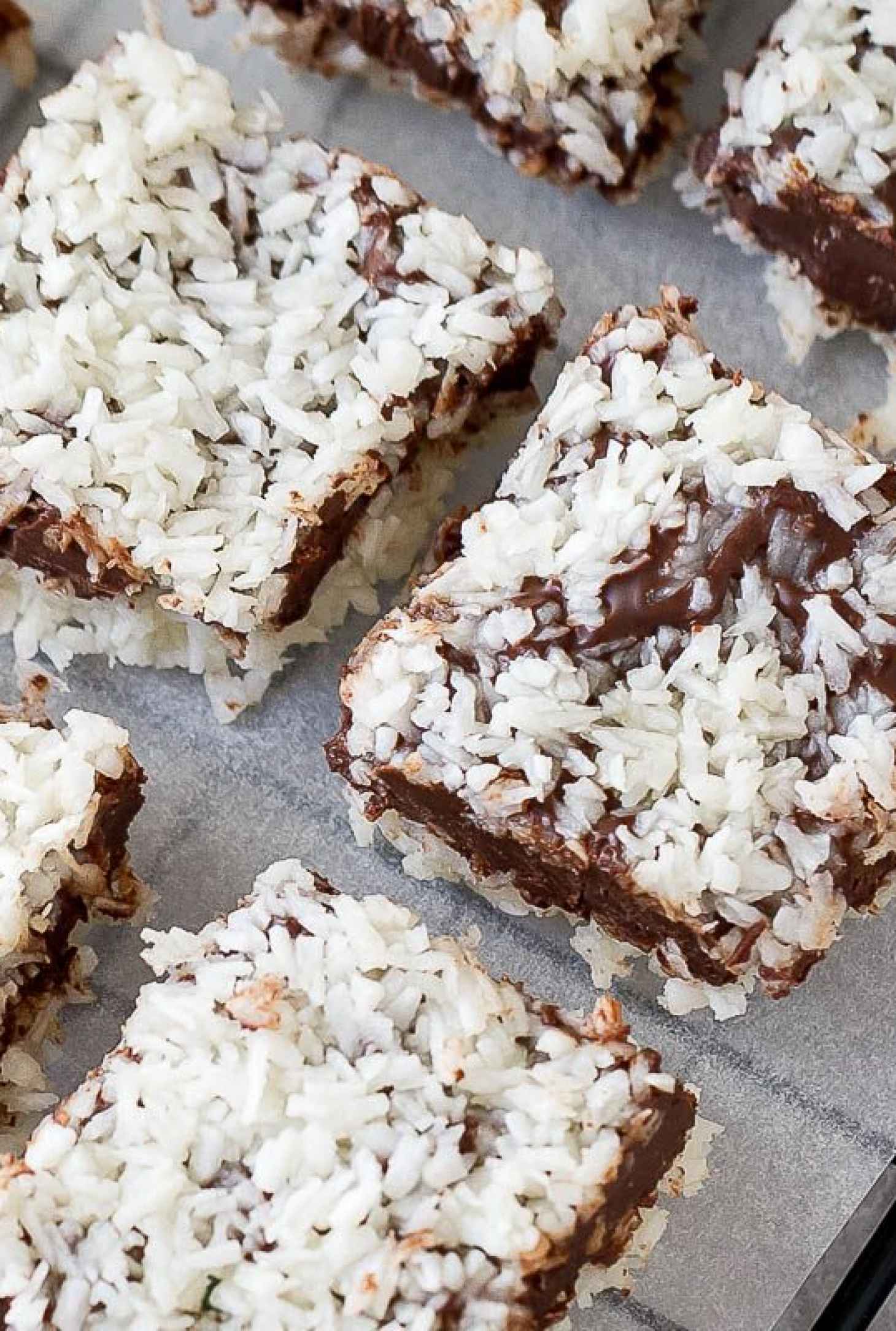 No-Bake Chocolate Coconut Bars {Keto, Paleo, Low Carb} - #recipe by #eatwell101 - https://www.eatwell101.com/no-bake-chocolate-coconut-bars-recipe