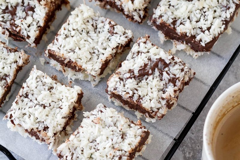 No-Bake Chocolate Coconut Bars {Keto, Paleo, Low Carb} - #recipe by #eatwell101 - https://www.eatwell101.com/no-bake-chocolate-coconut-bars-recipe