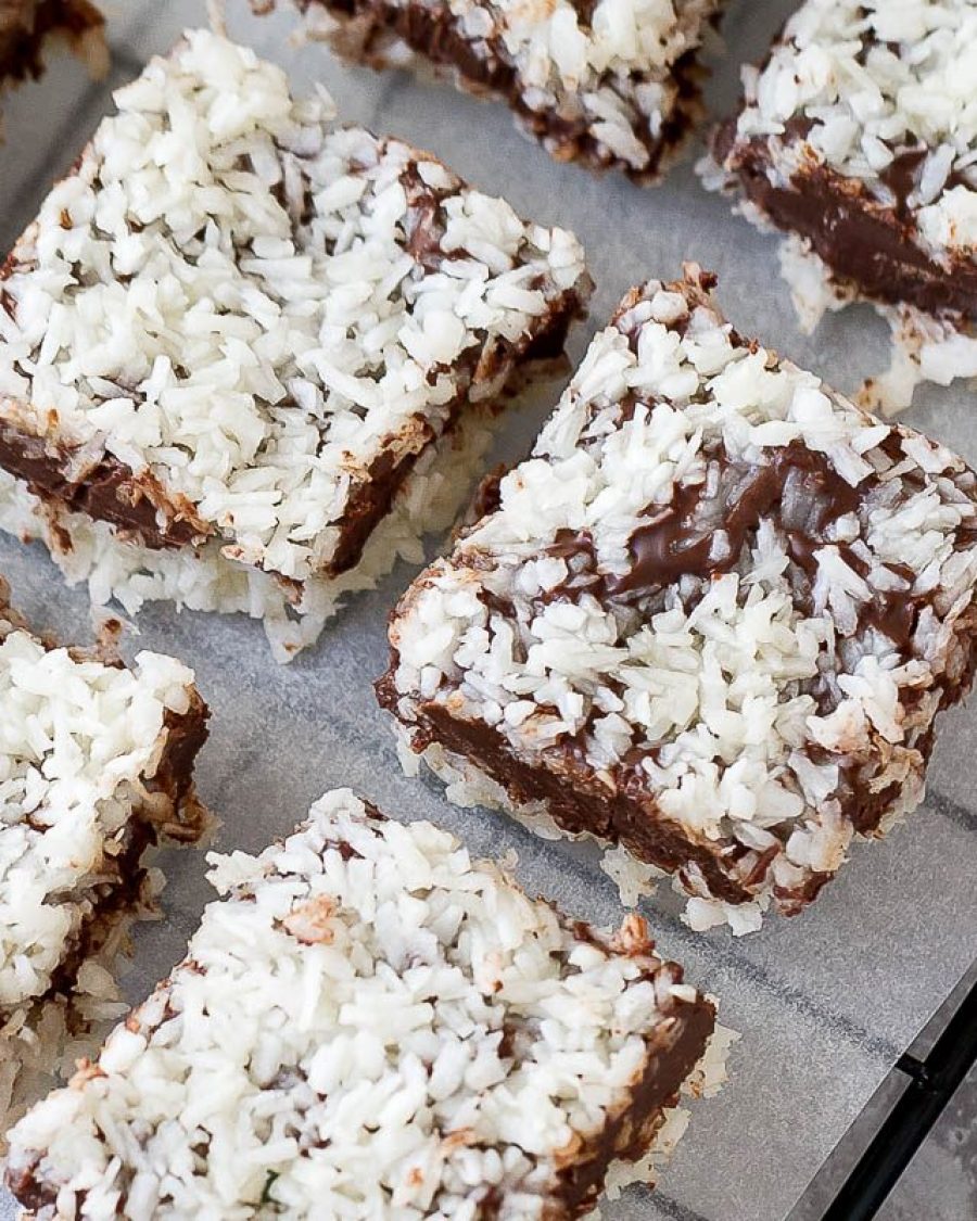 No-Bake Chocolate Coconut Bars {Keto, Paleo, Low Carb} - #recipe by #eatwell101 - https://www.eatwell101.com/no-bake-chocolate-coconut-bars-recipe