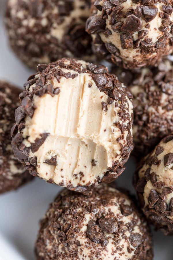 3-Ingredient Cheesecake Keto Fat Bombs - #recipe by #eatwell101 - https://www.eatwell101.com/cheesecake-keto-fat-bombs-recipe