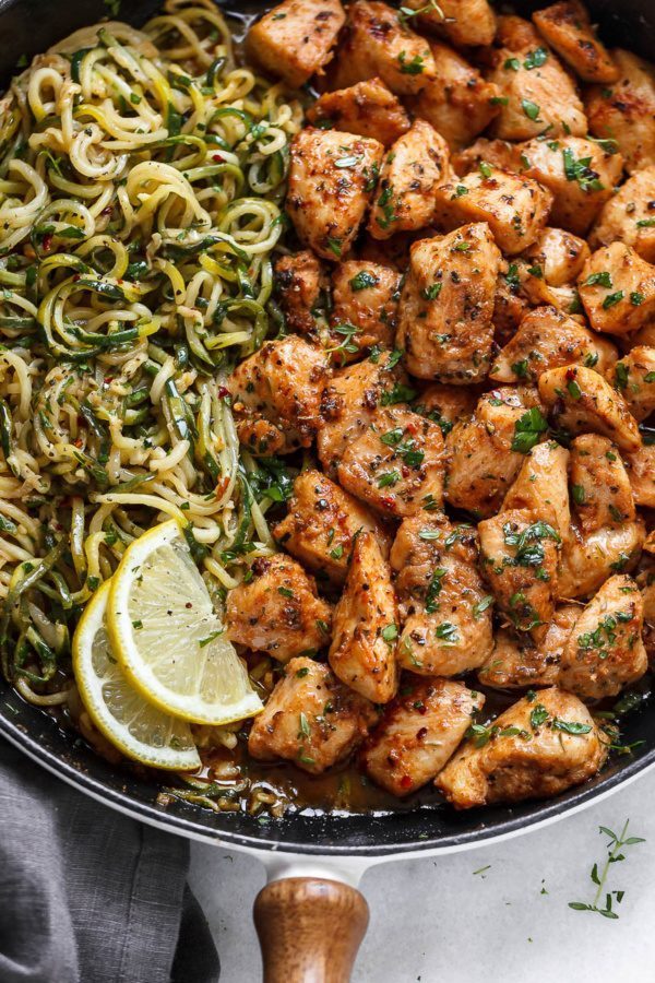 Garlic Butter Chicken Bites with Zucchini Noodles - #recipe by #eatwell101 - https://www.eatwell101.com/garlic-butter-chicken-bites-with-lemon-zucchini-noodles
