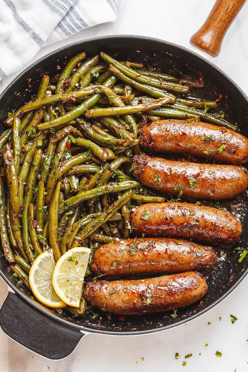 Garlic Butter Sausages with Lemon Green Beans – #eatwell101 #recipe This easy #one-pan #Sausages #recipe is SO delish and IMPOSSIBLE to screw up. 