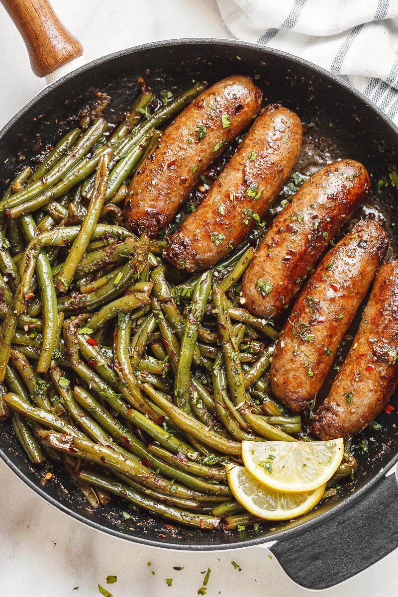 Garlic Butter Sausages with Lemon Green Beans – #eatwell101 #recipe This easy #one-pan #Sausages #recipe is SO delish and IMPOSSIBLE to screw up. 