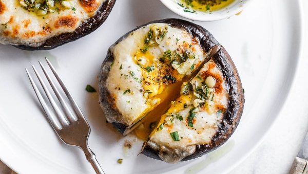 Cheesy Stuffed Portobello Mushrooms with Garlic Butter Sauce - #recipe by #eatwell101 - https://www.eatwell101.com/stuffed-mushrooms-breakfast-recipe