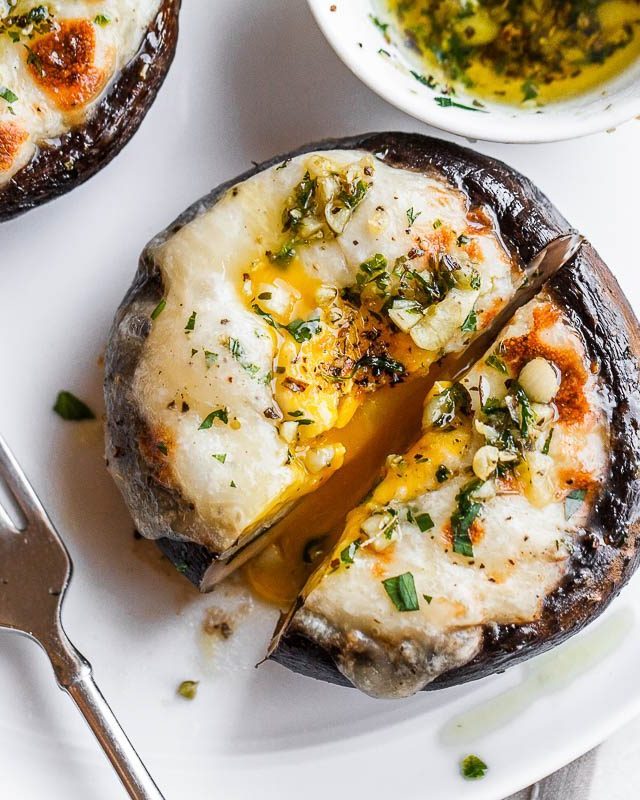 Cheesy Stuffed Portobello Mushrooms with Garlic Butter Sauce - #recipe by #eatwell101 - https://www.eatwell101.com/stuffed-mushrooms-breakfast-recipe