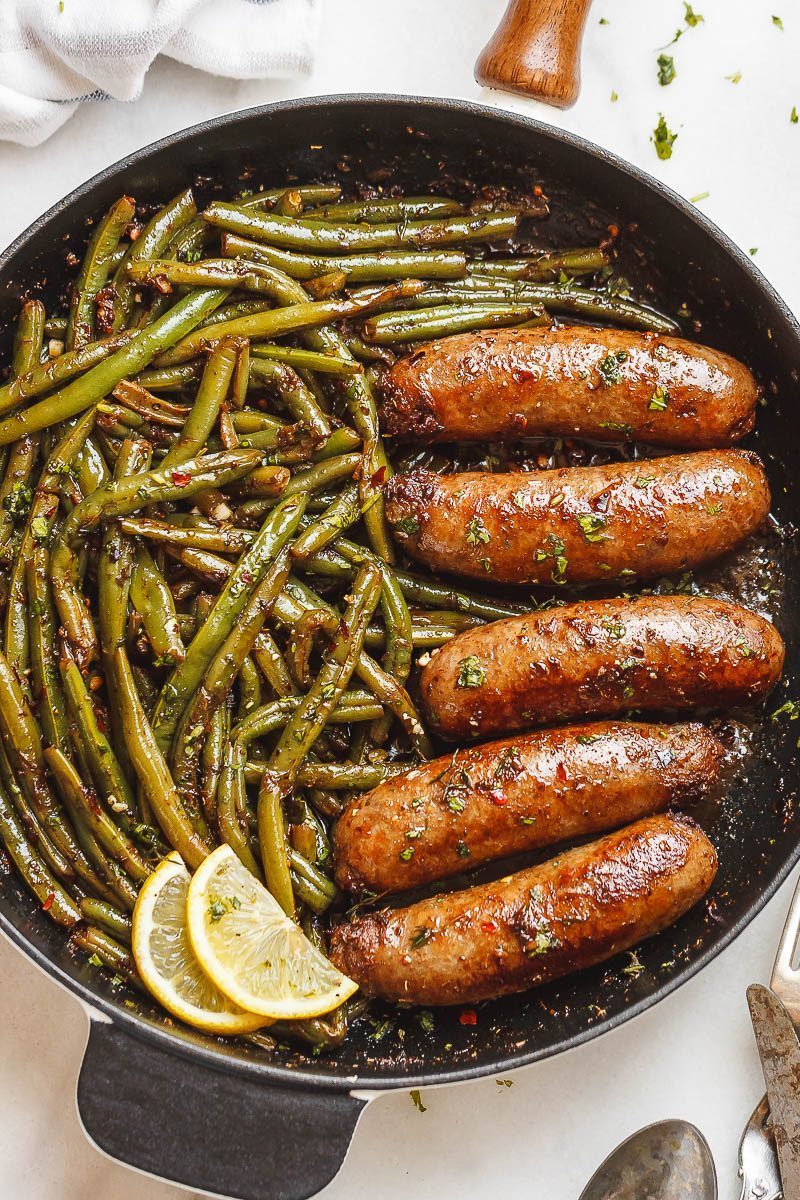 Garlic Butter Sausages with Lemon Green Beans – This easy one-pan recipe is SO delish and IMPOSSIBLE to screw up.