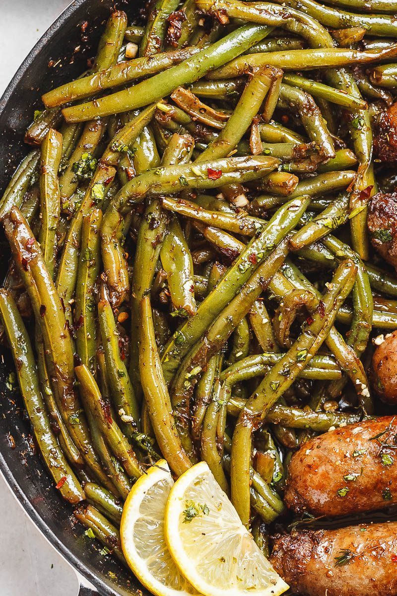 Garlic Butter Sausages with Lemon Green Beans – #eatwell101 #recipe This easy #one-pan #Sausages #recipe is SO delish and IMPOSSIBLE to screw up.. 