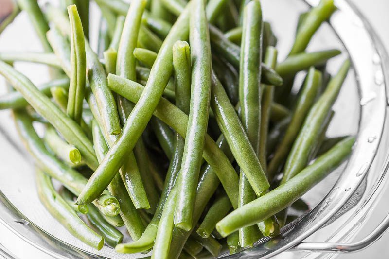 Garlic Butter Sausages with Lemon Green Beans – #eatwell101 #recipe This easy #one-pan #Sausages #recipe is SO delish and IMPOSSIBLE to screw up. 