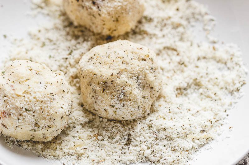 Garlic Butter Keto Bread Recipe - #eatwell101 #recipe Crisp on the outside and moist in the inside, this is the Holy Grail for #keto #bread!