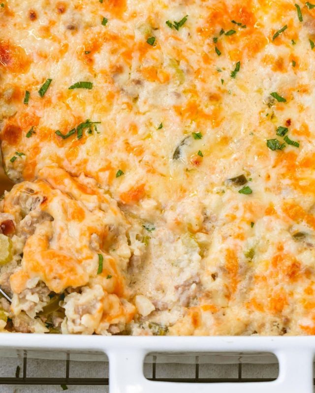 Green Chile Cauliflower Chicken Casserole - #recipe by #eatwell101 - https://www.eatwell101.com/green-chile-cauliflower-casserole-recipe