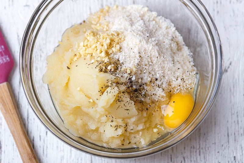 Mashed Potato Cakes - These mashed potato cakes with garlic and parmesan make a super easy side dish, light dinner or lunch!