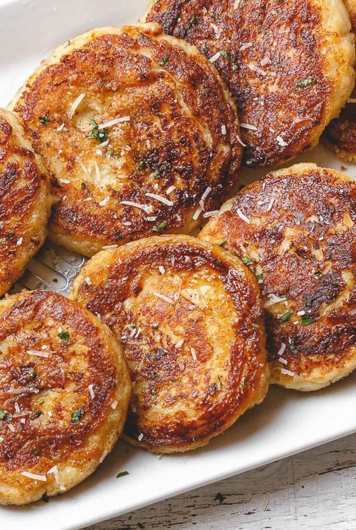 Garlic Parmesan Mashed Potato Cakes - #recipe by #eatwell101 - https://www.eatwell101.com/garlic-parmesan-mashed-potato-cakes