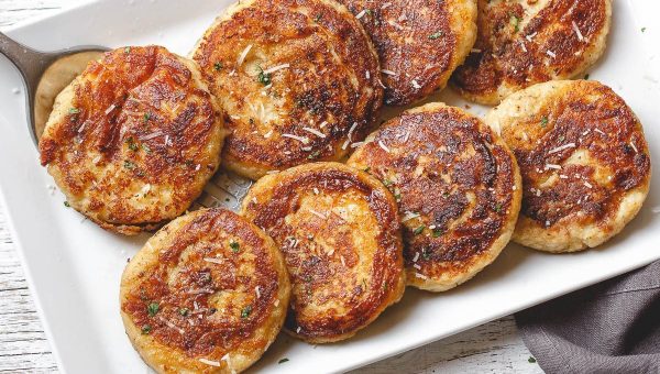 Garlic Parmesan Mashed Potato Cakes - #recipe by #eatwell101 - https://www.eatwell101.com/garlic-parmesan-mashed-potato-cakes