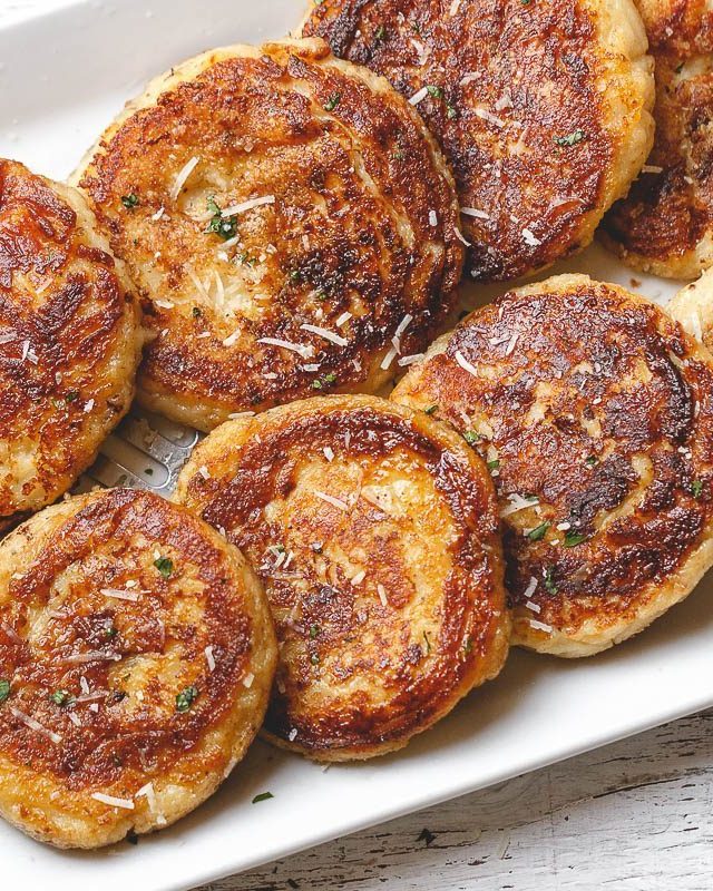 Garlic Parmesan Mashed Potato Cakes - #recipe by #eatwell101 - https://www.eatwell101.com/garlic-parmesan-mashed-potato-cakes