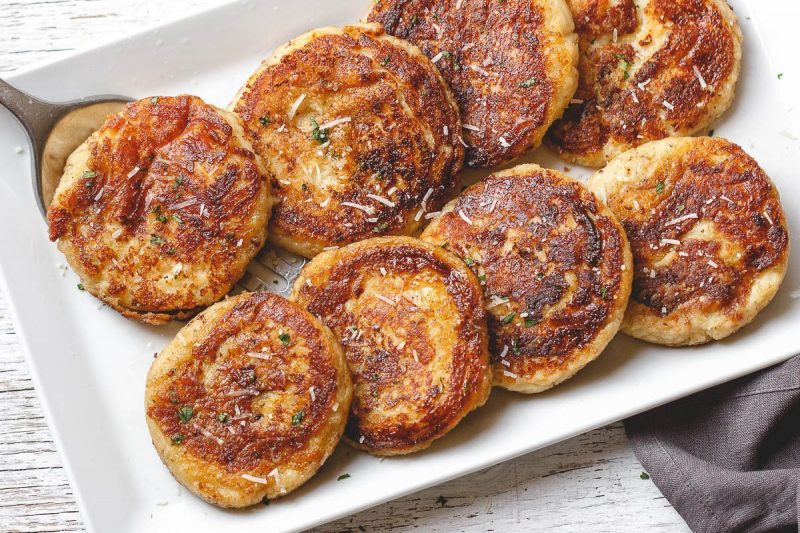 Garlic Parmesan Mashed Potato Cakes - #recipe by #eatwell101 - https://www.eatwell101.com/garlic-parmesan-mashed-potato-cakes