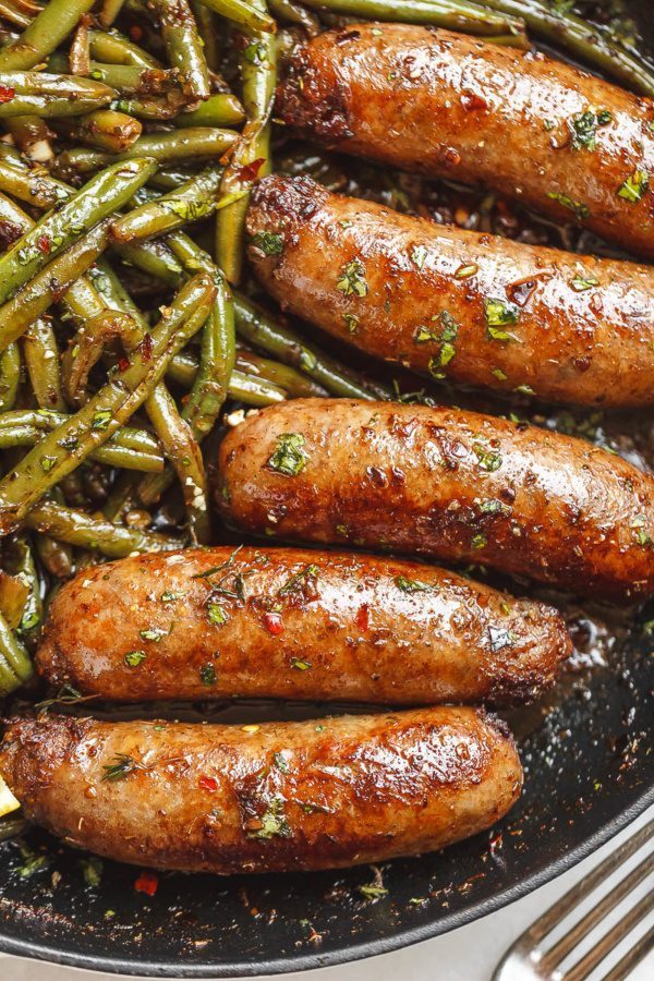 Garlic Butter Sausages with Lemon Green Beans - #recipe by #eatwell101 - https://www.eatwell101.com/garlic-butter-sausages-lemon-green-beans