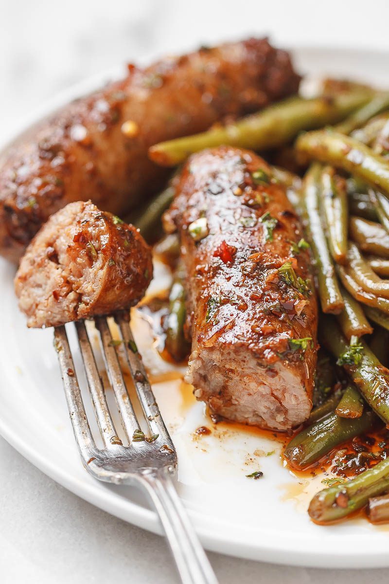 Garlic Butter Sausages with Lemon Green Beans – #eatwell101 #recipe This easy #one-pan #Sausages #recipe is SO delish and IMPOSSIBLE to screw up. 