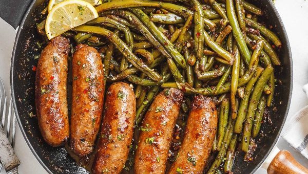 Garlic Butter Sausages with Lemon Green Beans - #recipe by #eatwell101 - https://www.eatwell101.com/garlic-butter-sausages-lemon-green-beans