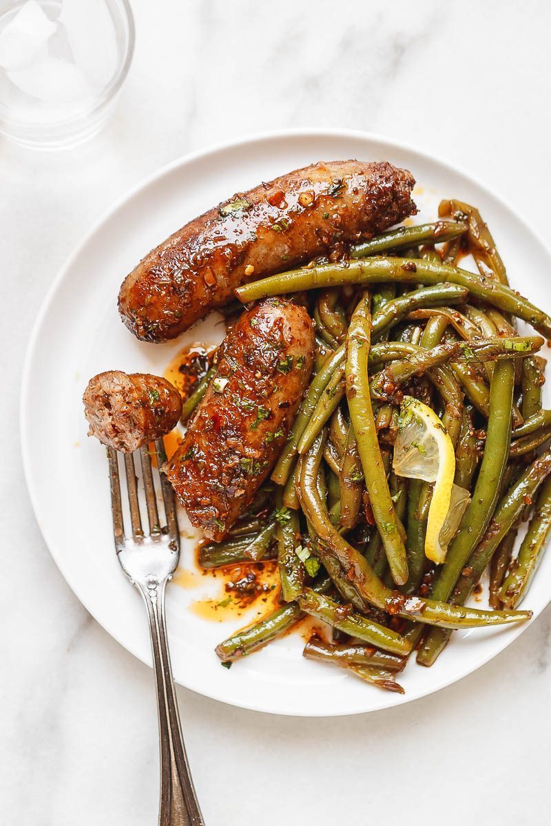 Garlic Butter Sausages with Lemon Green Beans – #eatwell101 #recipe This easy #one-pan #Sausages #recipe is SO delish and IMPOSSIBLE to screw up. 
