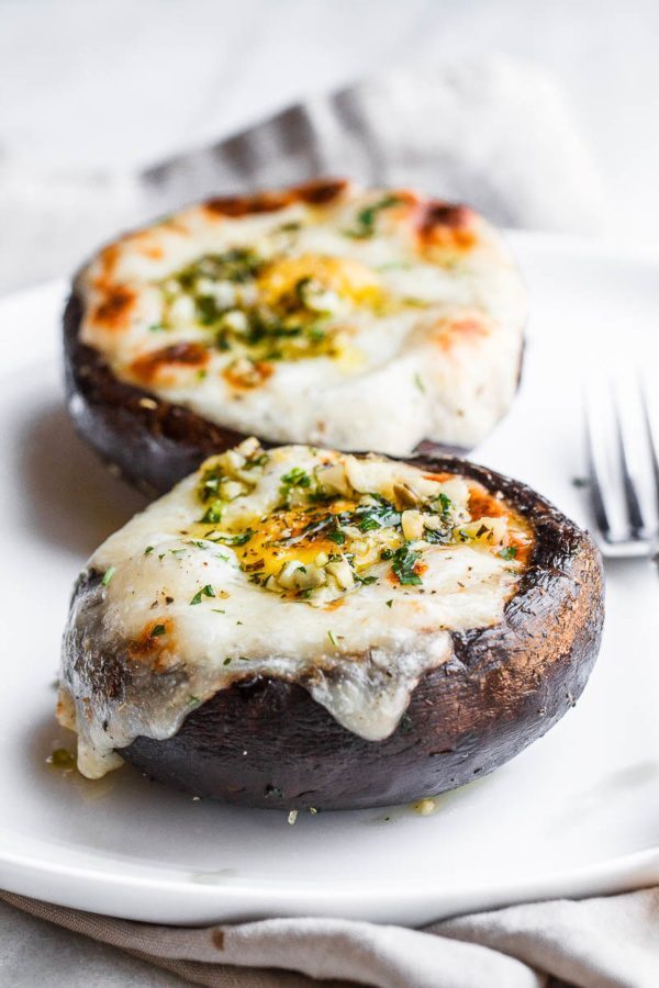 Cheesy Stuffed Portobello Mushrooms with Garlic Butter Sauce - #recipe by #eatwell101 - https://www.eatwell101.com/stuffed-mushrooms-breakfast-recipe