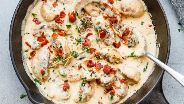 Creamy Garlic Parmesan Mushrooms with Bacon - #recipe by #eatwell101 - https://www.eatwell101.com/creamy-garlic-parmesan-mushrooms-recipe
