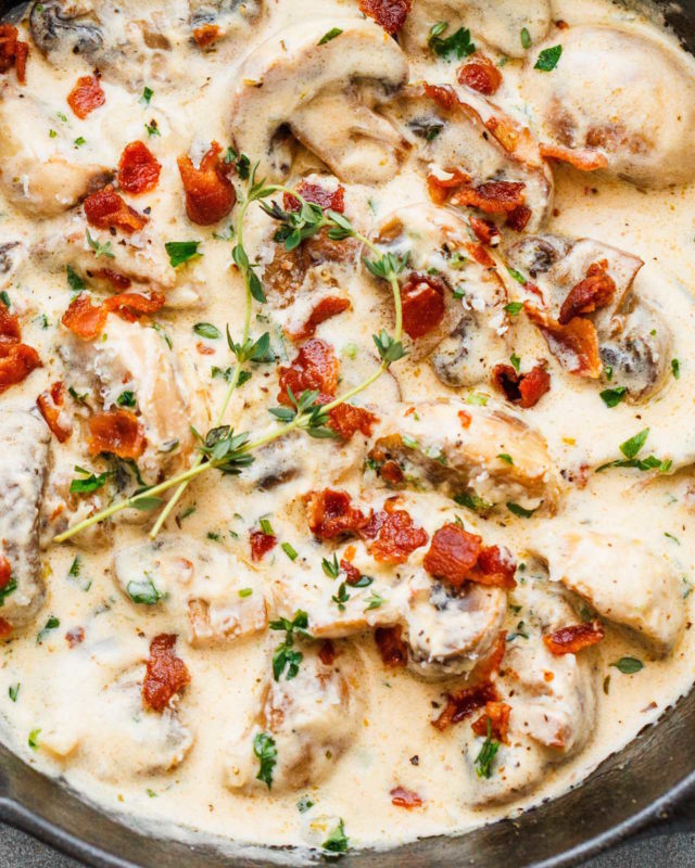 Creamy Garlic Parmesan Mushrooms with Bacon - #recipe by #eatwell101 - https://www.eatwell101.com/creamy-garlic-parmesan-mushrooms-recipe