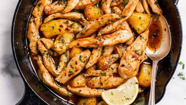 Garlic Butter Chicken with Pineapple - #recipe by #eatwell101 - https://www.eatwell101.com/garlic-butter-chicken-skillet-recipe