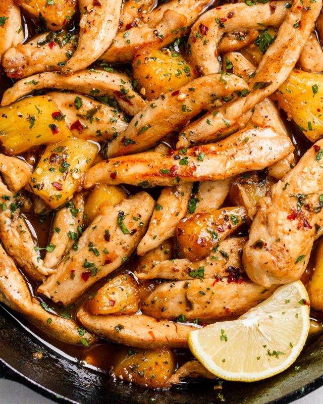 Garlic Butter Chicken with Pineapple - #recipe by #eatwell101 - https://www.eatwell101.com/garlic-butter-chicken-skillet-recipe