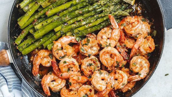 Garlic Butter Shrimp with Asparagus - #recipe by #eatwell101 - https://www.eatwell101.com/lemon-garlic-butter-shrimp-asparagus-recipe