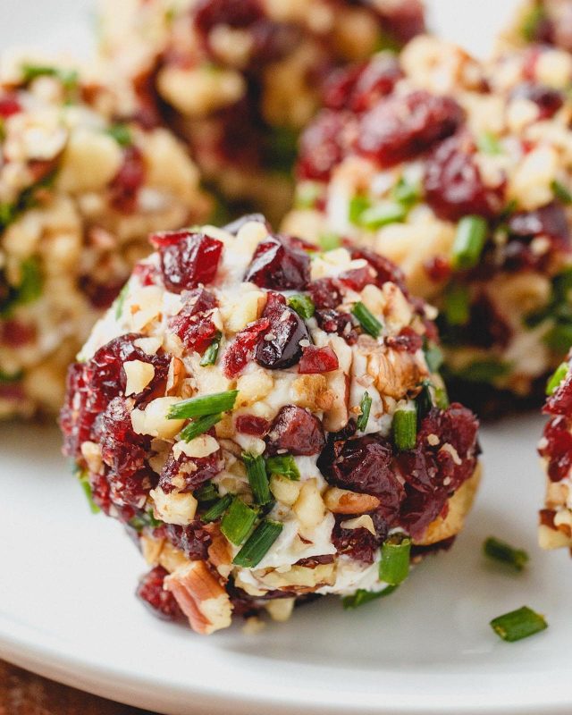 Cranberry Nut Cream Cheese Balls - #recipe by #eatwell101 - https://www.eatwell101.com/cranberry-nut-cream-cheese-balls-recipe