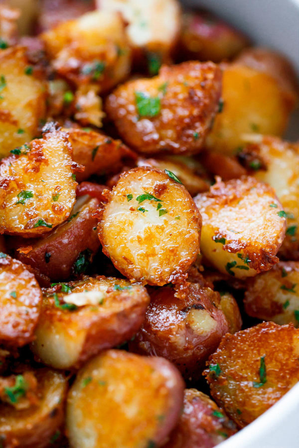 Roasted Garlic Butter Parmesan Potatoes - #recipe by #eatwell101 - https://www.eatwell101.com/roasted-garlic-butter-parmesan-potatoes-recipe