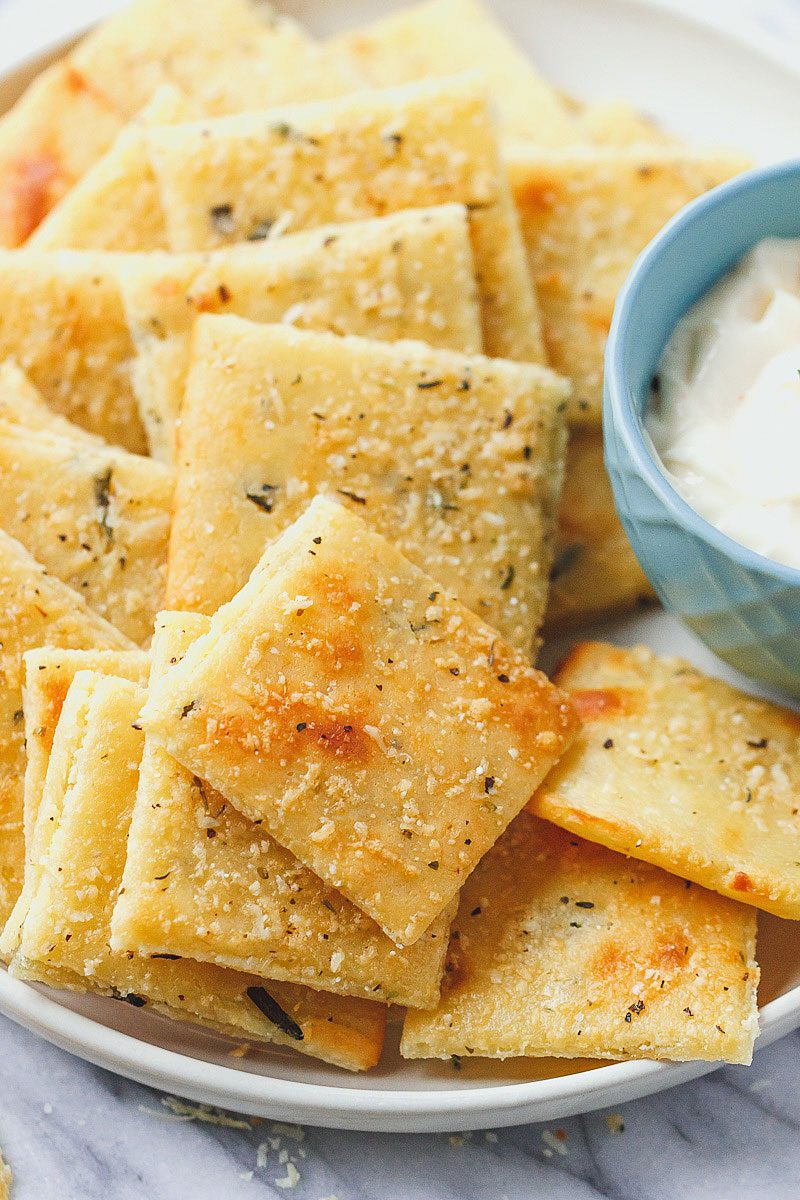 Low Carb Cheese Crackers - #eatwell101 #recipe #keto #lowcarb #glutenfree - So good and crunchy, these epic crackers will change your snacking routine forever! - #recipe by #eatwell101