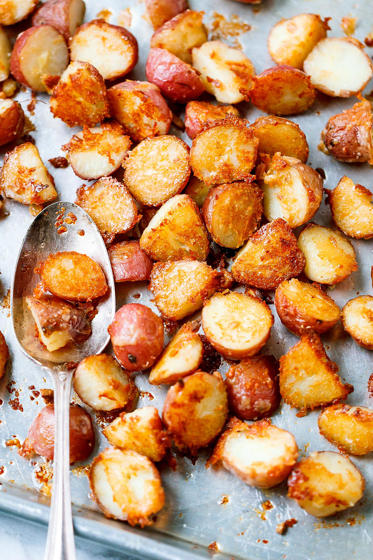 Roasted Garlic Butter Parmesan Potatoes - #eatwell101 #recipe #poatoes #sidedish - These epic roasted potatoes with garlic butter parmesan are perfect side for your meal! - #recipe by #eatwell101