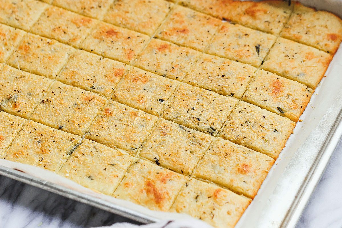 Low Carb Cheese Crackers - #eatwell101 #recept #keto #lowcarb #glutenfree - Annyira jó és ropogós, ezek az epikus kekszek örökre megváltoztatják a nassolási rutinodat!