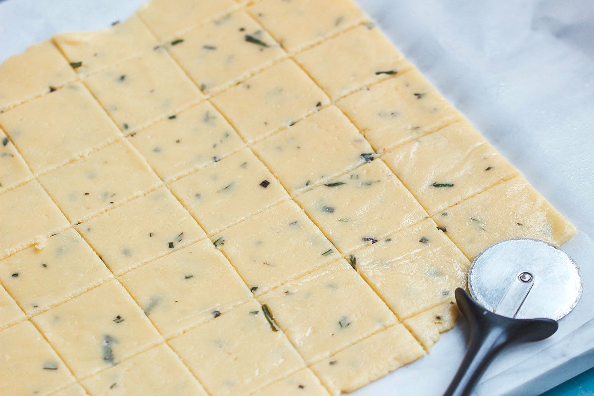 Low Carb Cheese Crackers - #eatwell101 #recept #keto #lowcarb #glutenfree - Olyan jó és ropogós, ezek az epikus kekszek örökre megváltoztatják a nassolási rutinodat!