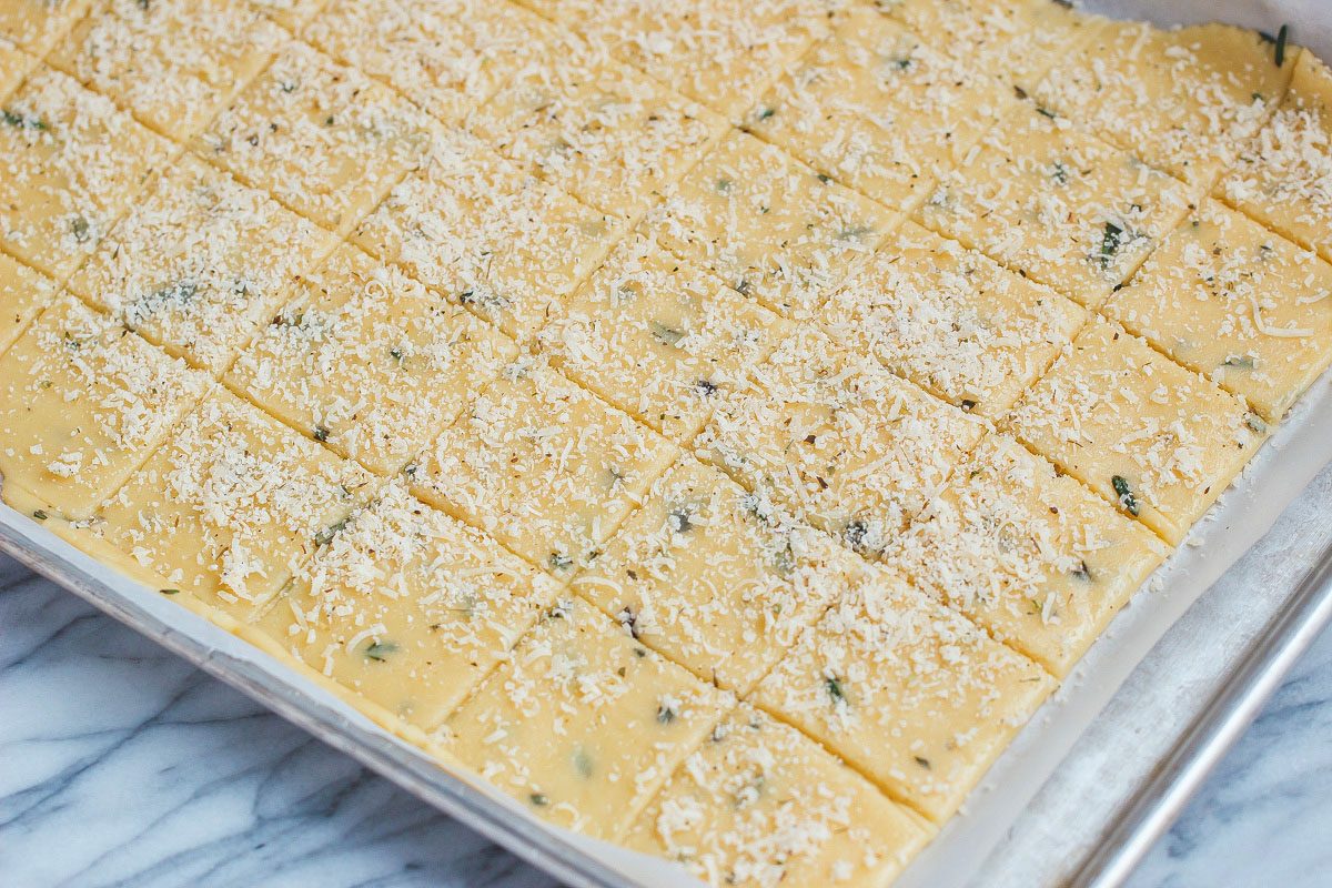 Low Carb Cheese Crackers - #eatwell101 #recept #keto #lowcarb #glutenfree - Olyan jó és ropogós, ezek az epikus kekszek örökre megváltoztatják a nassolási rutinodat!