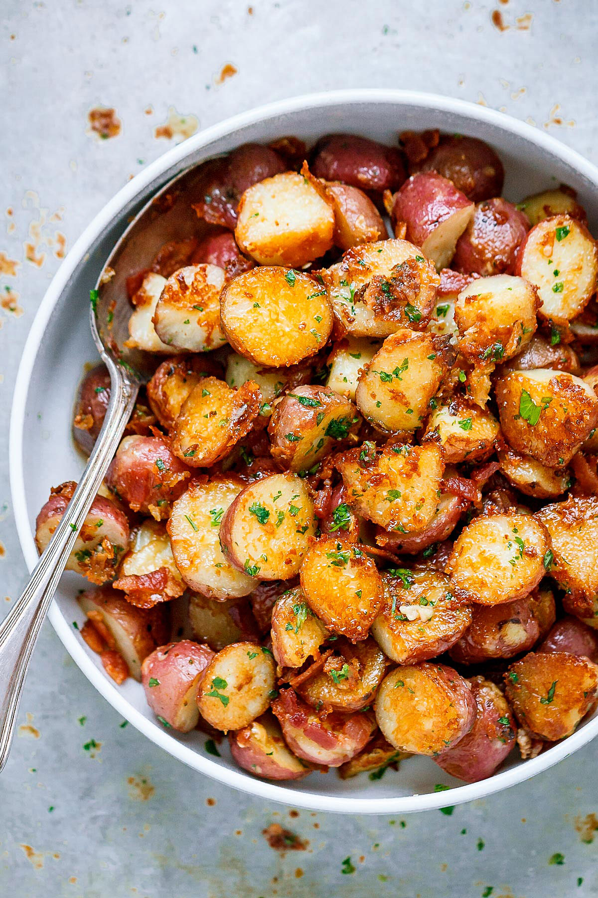 Roasted Garlic Butter Parmesan Potatoes - #eatwell101 #recipe #poatoes #sidedish - These epic roasted potatoes with garlic butter parmesan are perfect side for your meal! - #recipe by #eatwell101