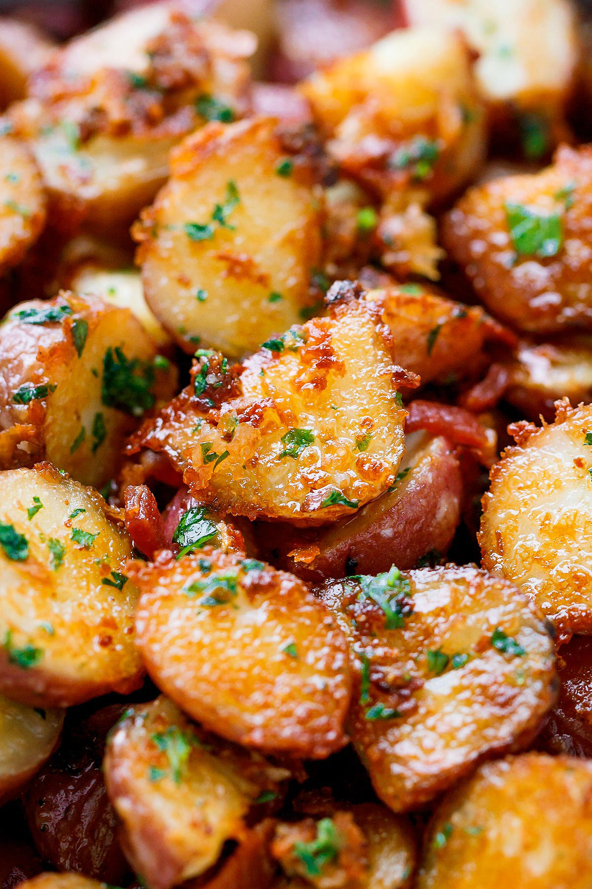 Roasted Garlic Butter Parmesan Potatoes - #eatwell101 #recipe #poatoes #sidedish - These epic roasted potatoes with garlic butter parmesan are perfect side for your meal! - #recipe by #eatwell101