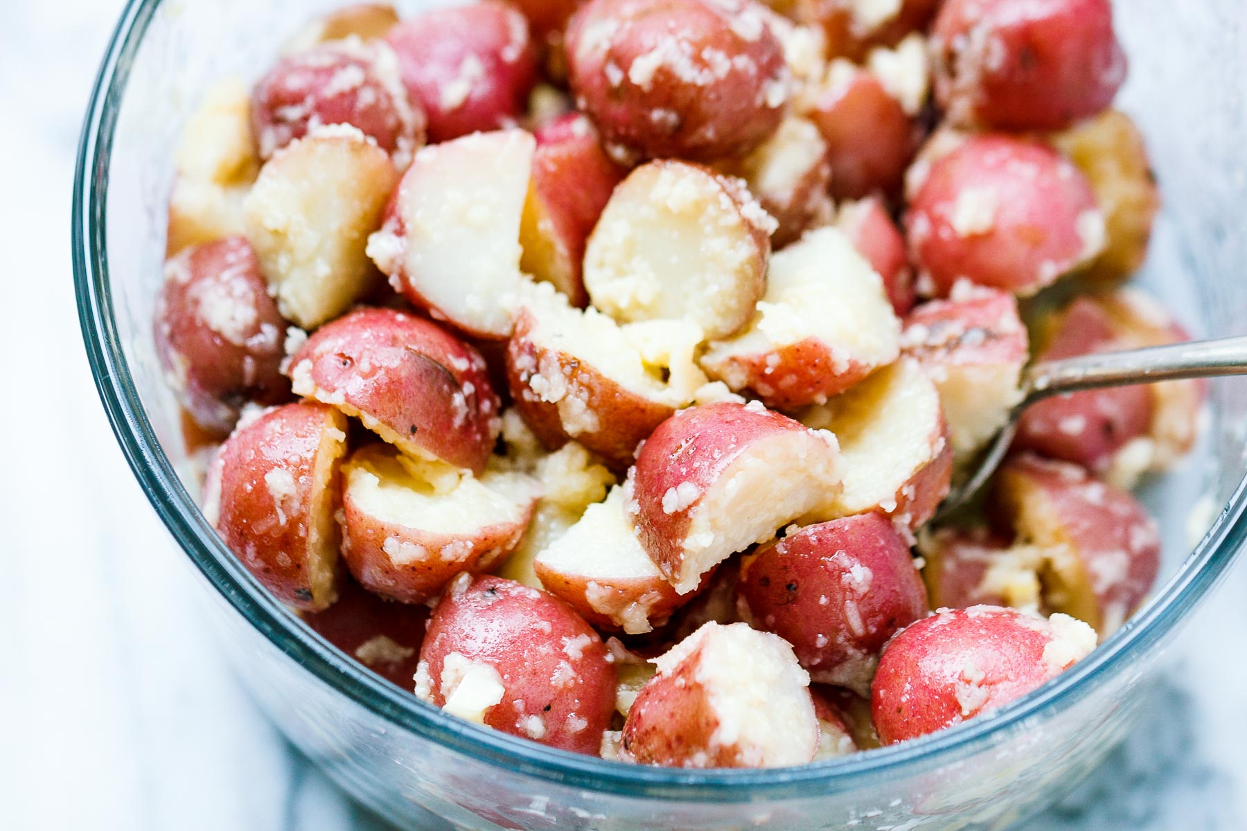 Roasted Garlic Butter Parmesan Potatoes - #eatwell101 #recipe #poatoes #sidedish - These epic roasted potatoes with garlic butter parmesan are perfect side for your meal! - #recipe by #eatwell101