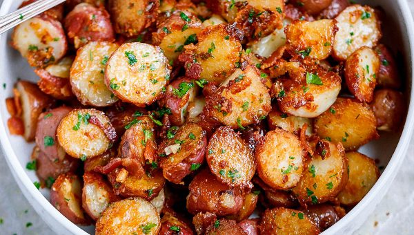 Roasted Garlic Butter Parmesan Potatoes - #recipe by #eatwell101 - https://www.eatwell101.com/roasted-garlic-butter-parmesan-potatoes-recipe