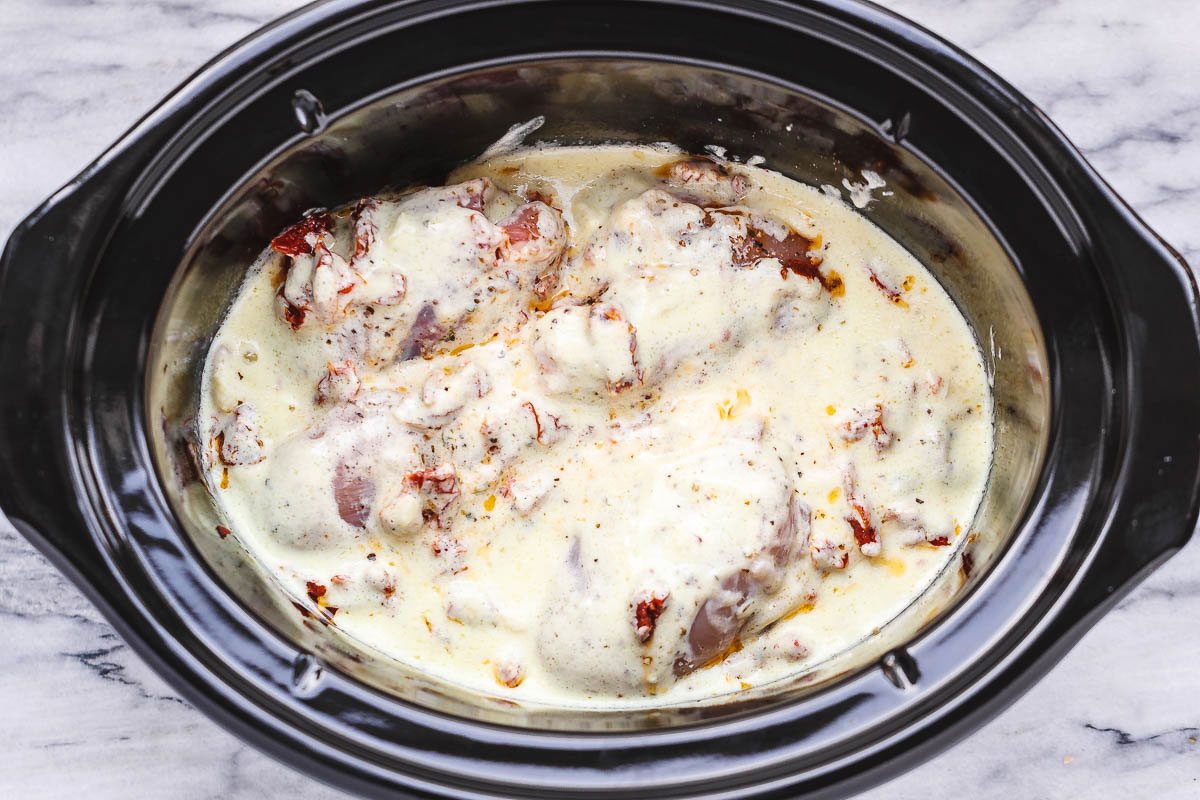 Crock-Pot Tuscan Garlic Chicken Recipe -#eatwell101 #recipe Succulent Crock-Pot chicken cooked in Spinach, garlic, sun-Dried Tomatoes, cream and parmesan cheese. so easy to prep! The easiest,most unbelievably delicious Crock-Pot Dump Dinner your whole family will love Crock-Pot Tuscan Garlic Chicken -#eatwell101 #recipe Creamy, packed with flavors and so easy to prep!#CrockPot Tuscan #Garlic #Chicken #Recipe #sunDried #Tomatoes, #cream #parmesan #cheese #Dinner