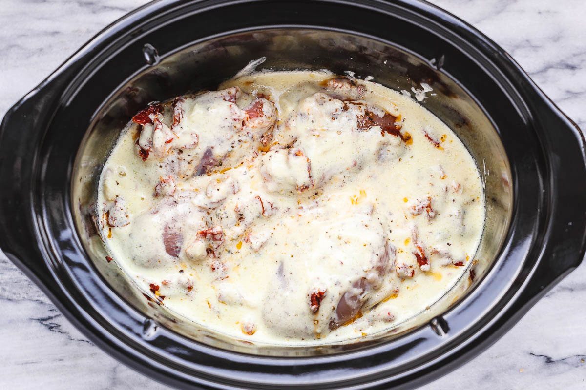 Crock-Pot Tuscan Garlic Chicken Recipe -#eatwell101 #recipe Succulent Crock-Pot chicken cooked in Spinach, garlic, sun-Dried Tomatoes, cream and parmesan cheese. so easy to prep! The easiest,most unbelievably delicious Crock-Pot Dump Dinner your whole family will love Crock-Pot Tuscan Garlic Chicken -#eatwell101 #recipe Creamy, packed with flavors and so easy to prep!#CrockPot Tuscan #Garlic #Chicken #Recipe #sunDried #Tomatoes, #cream  #parmesan #cheese #Dinner