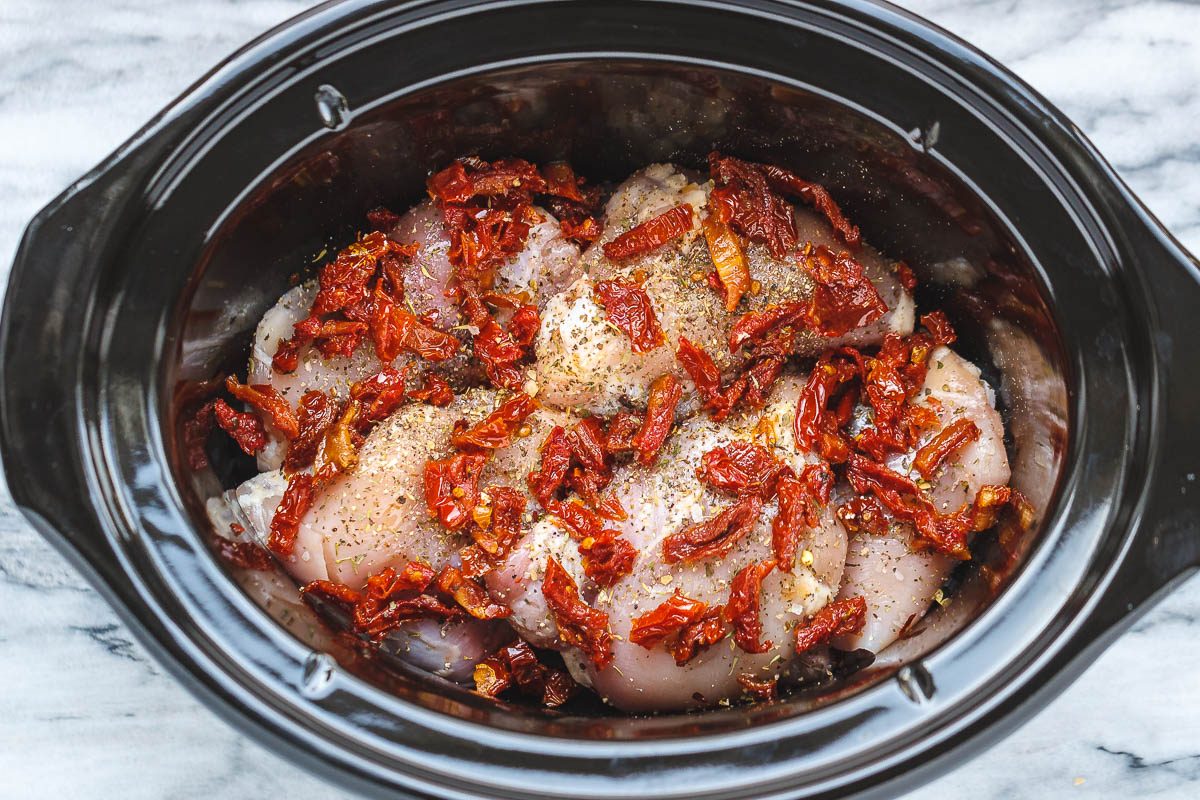 Crock-Pot Tuscan Garlic Chicken Recipe -#eatwell101 #recipe Succulent Crock-Pot chicken cooked in Spinach, garlic, sun-Dried Tomatoes, cream and parmesan cheese. so easy to prep! The easiest,most unbelievably delicious Crock-Pot Dump Dinner your whole family will love Crock-Pot Tuscan Garlic Chicken -#eatwell101 #recipe Creamy, packed with flavors and so easy to prep!#CrockPot Tuscan #Garlic #Chicken #Recipe #sunDried #Tomatoes, #cream  #parmesan #cheese #Dinner