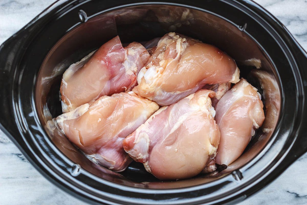 Crockpot chicken bake Crock pot honey garlic chicken is a simple meal that you can toss in the slow cooker for any night of the week. Serve this shredded honey garlic chicken breast over rice with a side of steamed vegetables for a complete meal or stick the shredded chicken in a sandwich roll and top with coleslaw for a tasty lunch!