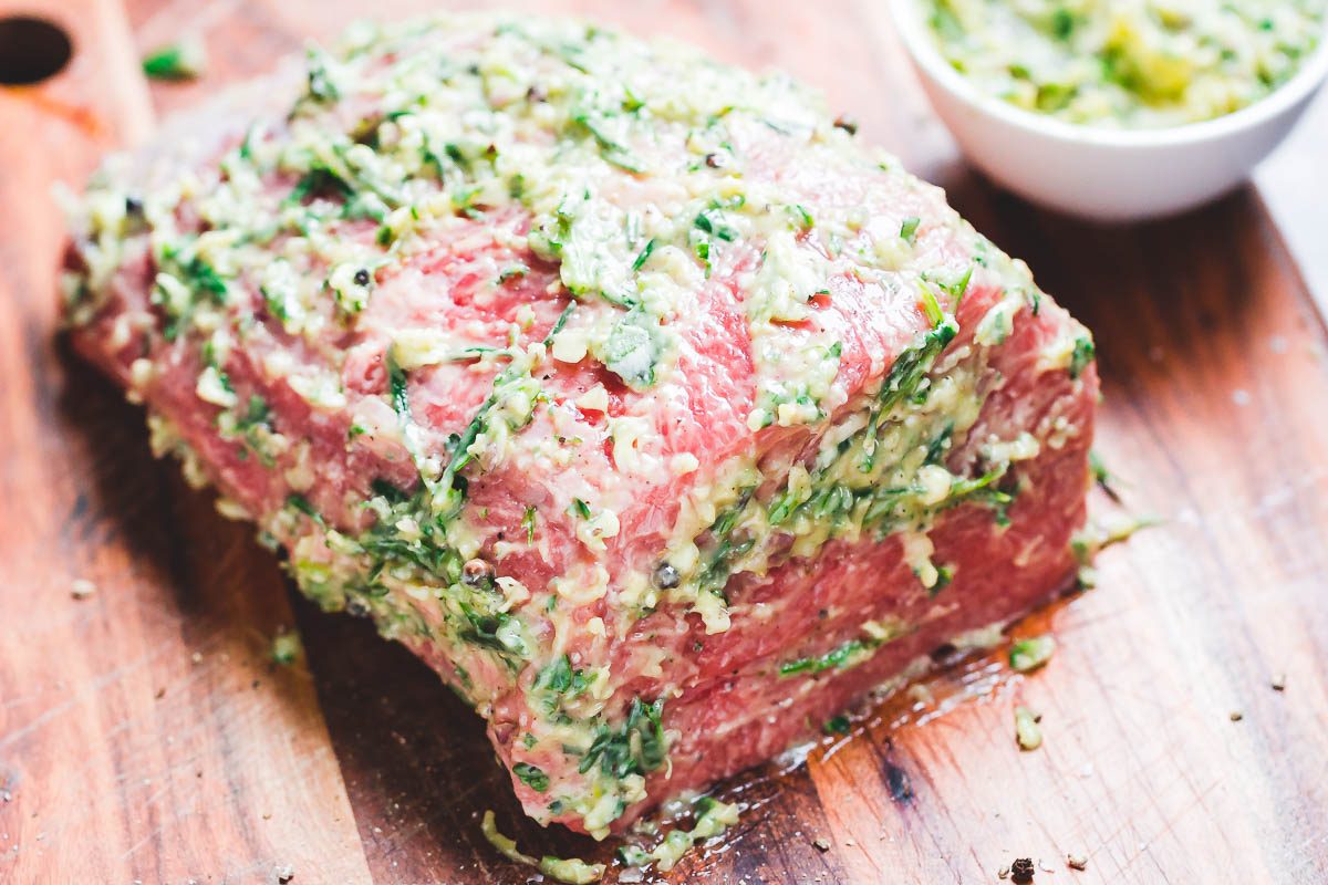 Garlic Butter Herb Roast Beef - #eatwell101 #recipe #beef #dinner - Tender and juicy, your guests will go crazy for this garlic butter herb roast sirloin! 