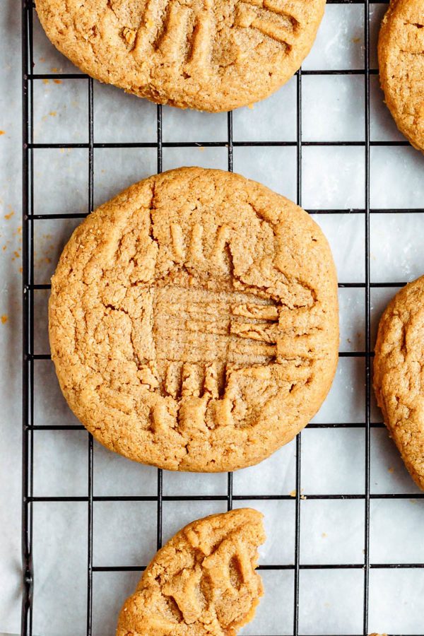 3-Ingredient Peanut Butter Cookies {Keto & Low Carb} - #recipe by #eatwell101 - https://www.eatwell101.com/peanut-butter-cookies-recipe